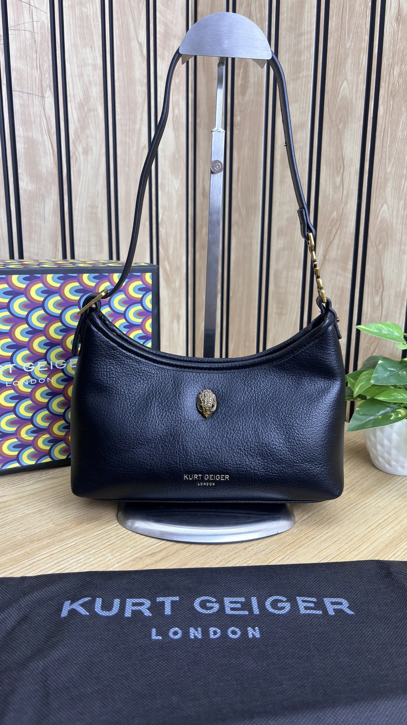 KURT GEIGER EAGLE-PLAQUE PEBBLED BAG