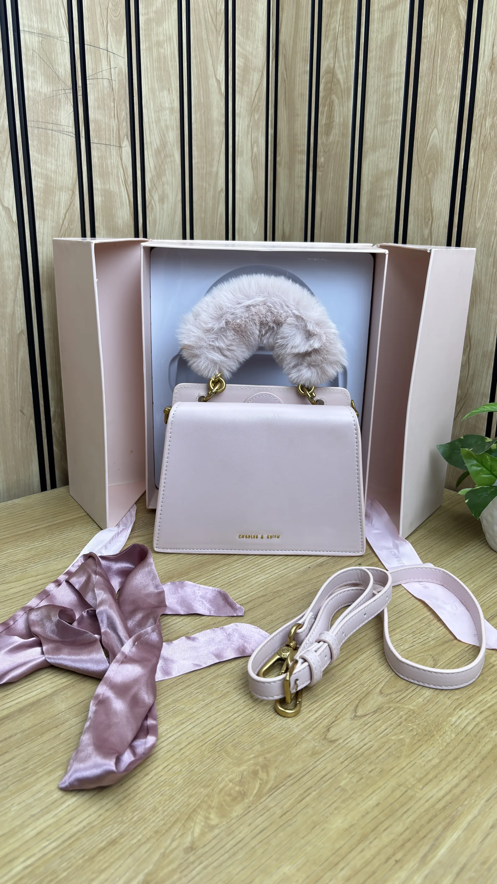 CHARLES AND KEITH PINK BEAUTY TOP HANDEL BAG