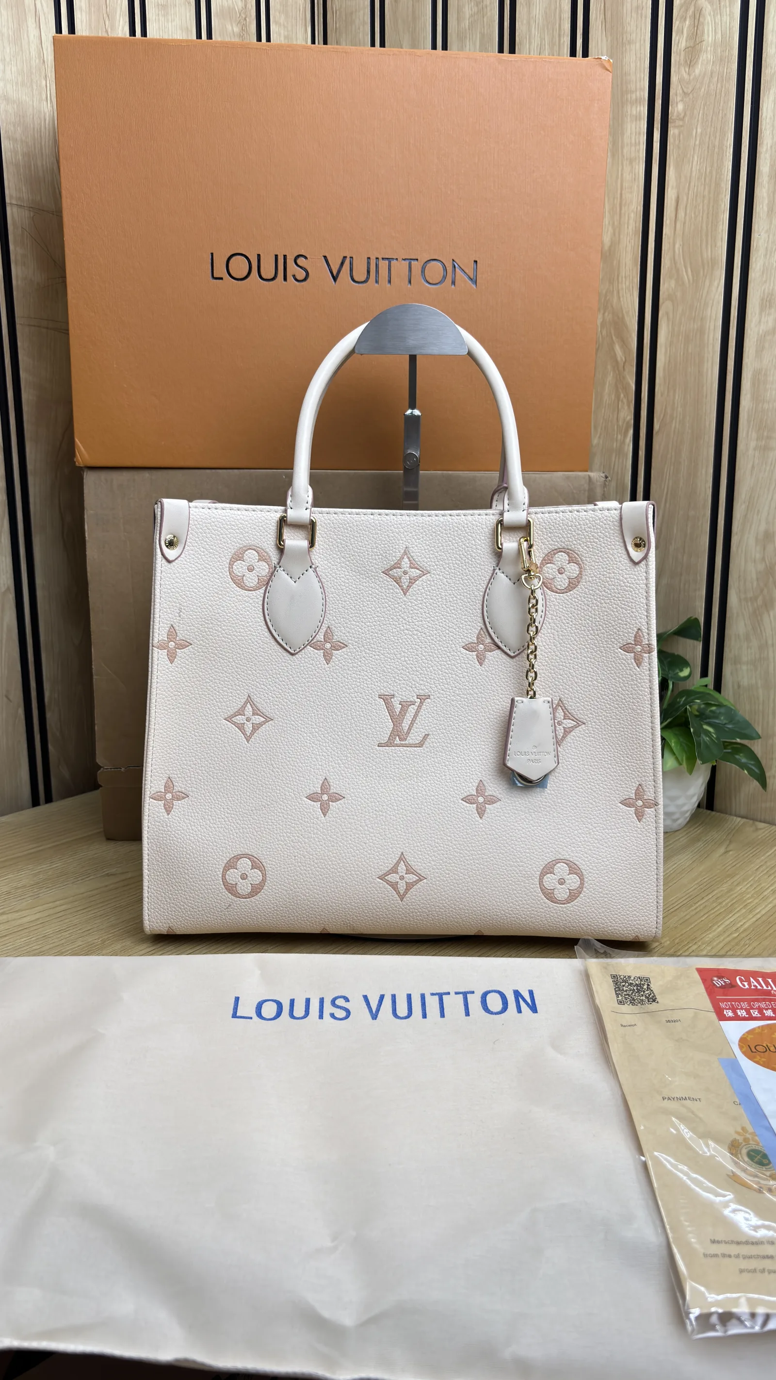 LV ON THE GO 35 CM