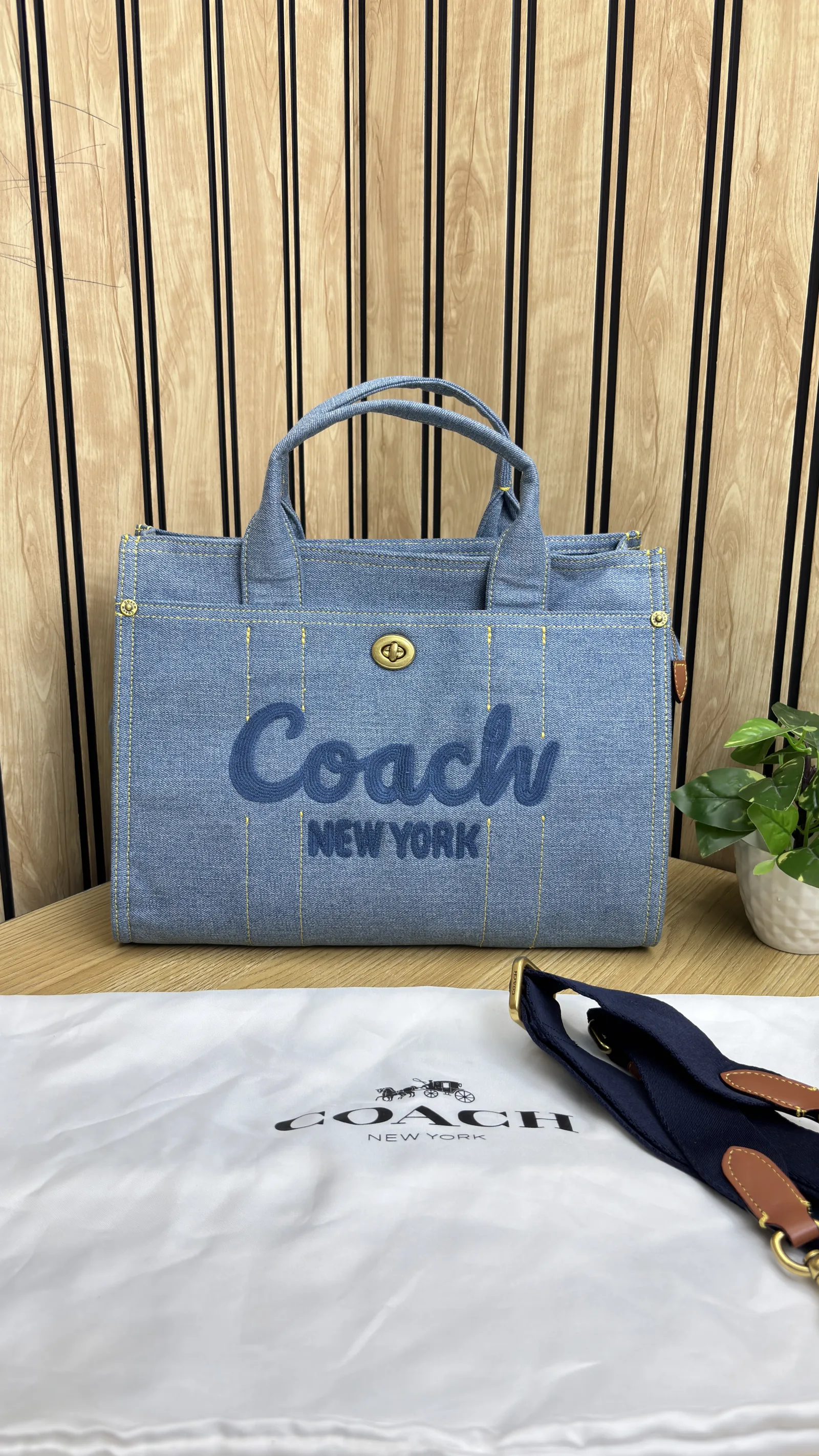 COACH CARGO TOTE BAG