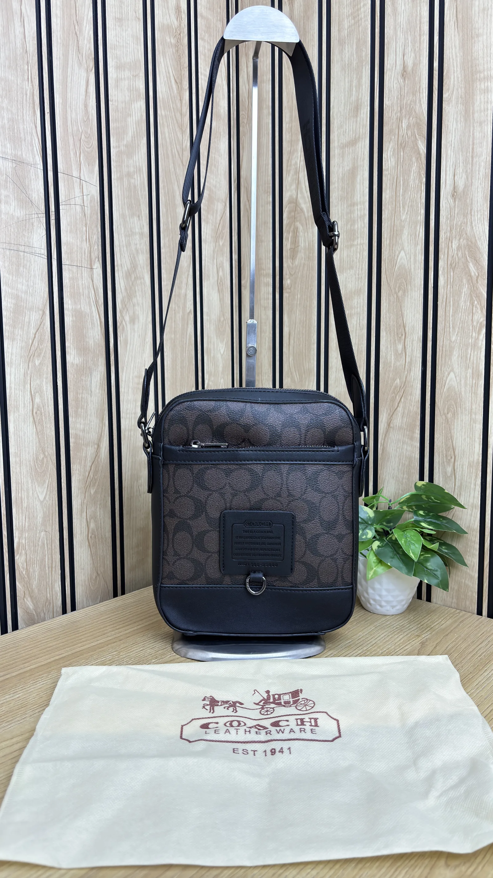 COACH MEDIUM MENS SLING 001