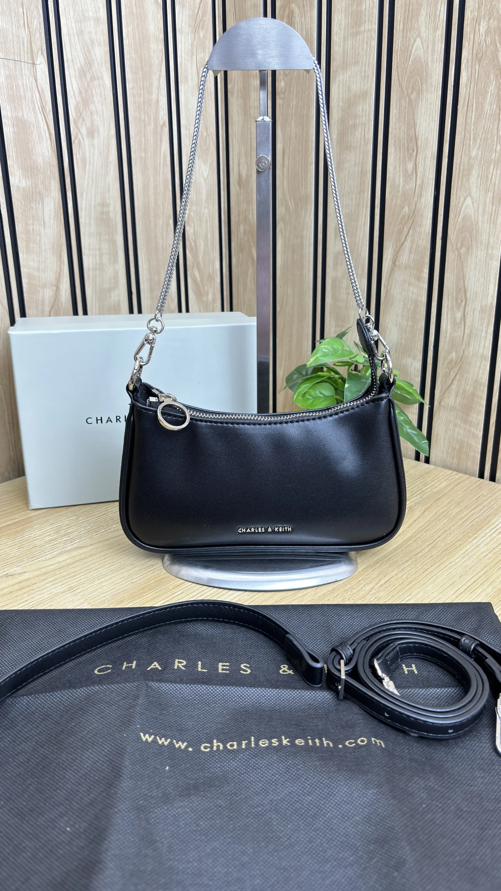 CHARLES AND KEITH ELSEPETH NOIR CHAIN-LINK SHOULDER BAG