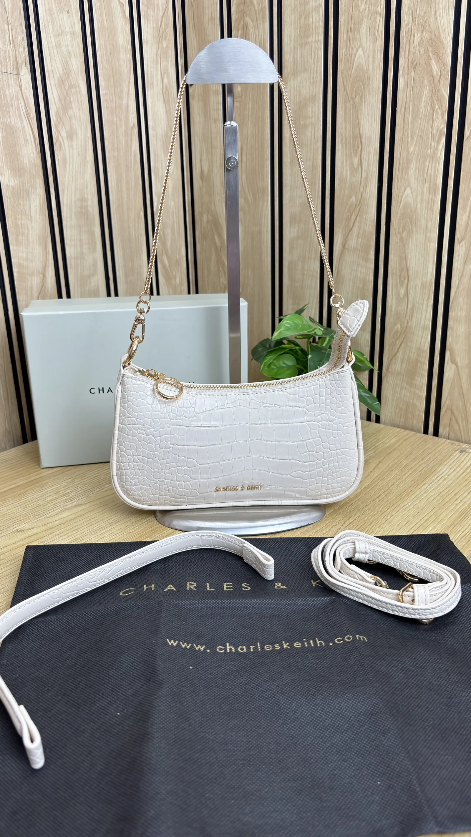 CHARLES AND KEITH ELSEPETH CROC-EFFECT CHAIN-LINK SHOULDER BAG