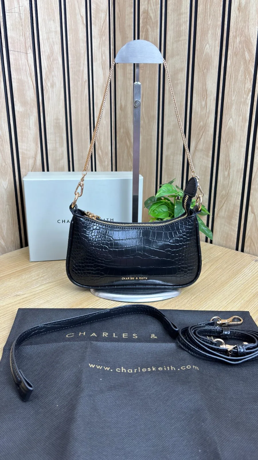 CHARLES AND KEITH ELSEPETH CROC-EFFECT CHAIN-LINK SHOULDER BAG